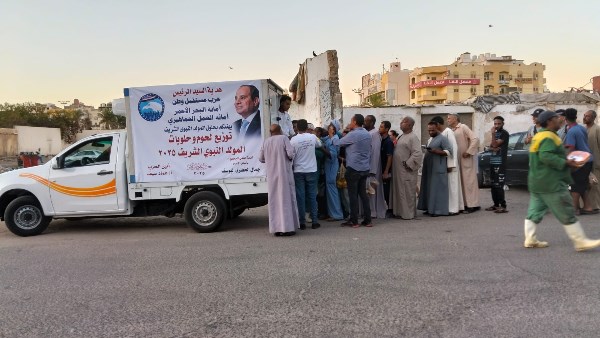 العمل الجماهيري بمستقبل وطن تقدم "هدية الرئيس" للمواطنين بالبحر الأحمر بمناسبة المولد النبوي