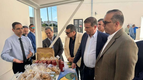 وزيرا الزراعة والشؤون النيابية يتفقدان أحد النماذج التعاونية المنتجة بجنوب إيطاليا