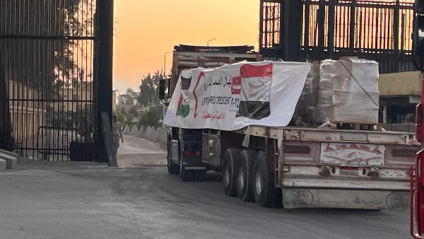 الهلال الأحمر يدفع نحو 99 ألف سلة غذائية عبر قافلة «زاد العزة» الـ 32 إلى أهالي غزة