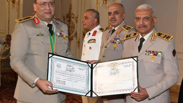 تكريم وزير الدفاع للقادة
