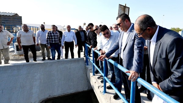 وزير الإسكان يتفقد أعمال رفع كفاءة محطة المياه 