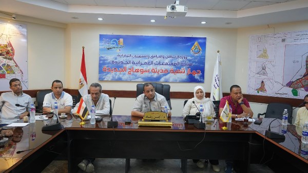 رئيس جهاز سوهاج الجديدة يلتقي عدداً من أصحاب المصانع لمناقشة مطالبهم ومقترحاتهم