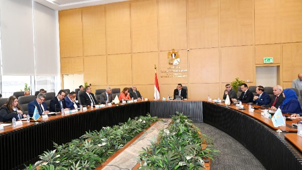 وزير الإسكان والمرافق خلال الاجتماع