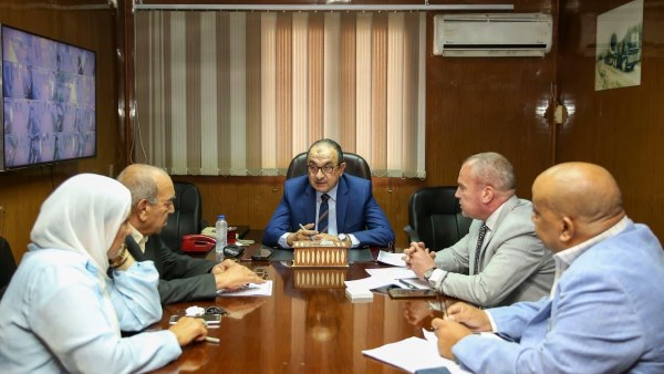 وزير قطاع الأعمال العام خلال الزيارة