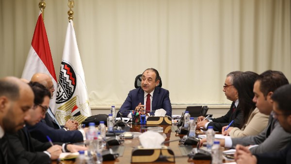 وزير قطاع الأعمال العام خلال الاجتماع 