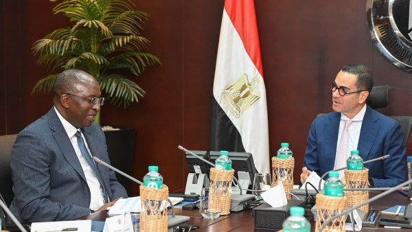 وزير الاستثمار خلال الاجتماع 