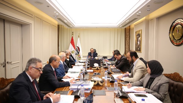 وزير قطاع الأعمال العام خلال الاجتماع 