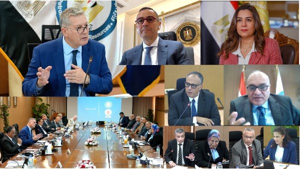 المهندس كريم بدوي وزير البترول خلال الاجتماع