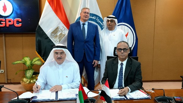 وزير البترول خلال التوقيع 