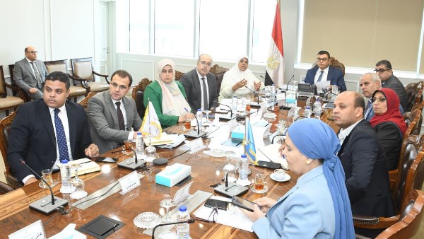 وزير الإسكان خلال الاجتماع 