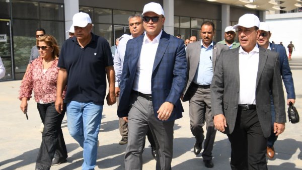 وزير الإسكان يعقد اجتماعا مع الشركات المنفذة بحدائق تلال الفسطاط..ويتفقد مواقع العمل