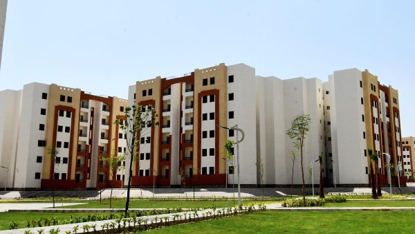 وزير الإسكان يسلم عددا من عقود وحدات المبادرة الرئاسية سكن لكل المصريين