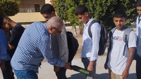 تفتيش الطلاب داخل مدارس المنوفية 
