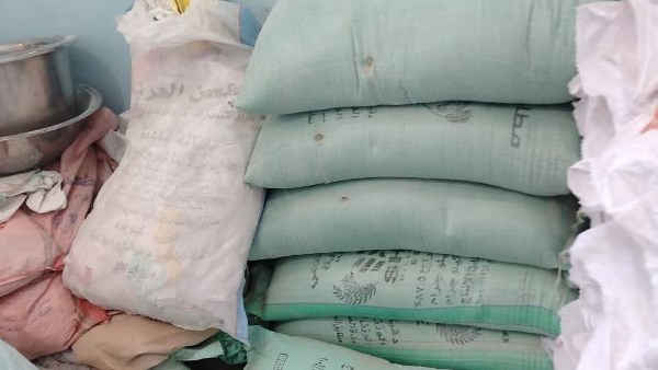 محافظة الجيزة: ضبط 3 طن دقيق بلدي مدعم و107 بطاقة تموينية و2 ماكينة صرف بالصف