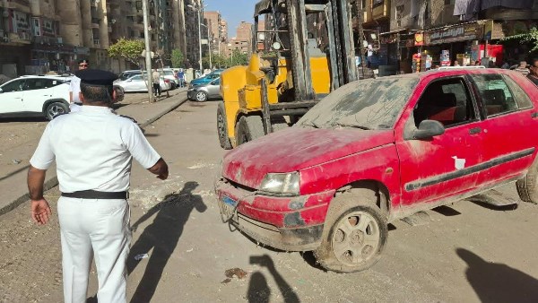رفع السيارات المتهالكة وحملة نظافة مكبرة أسفل محور عمرو بن العاص