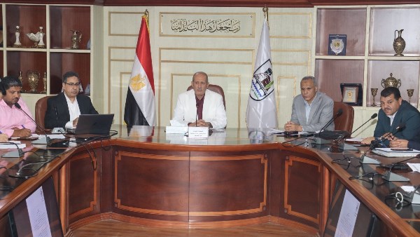 بني سويف.. السكرتير العام يناقش تفعيل مبادرة حوافز تميز الأداء