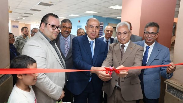 محافظ المنيا ورئيس الجامعة خلال الافتتاح 
