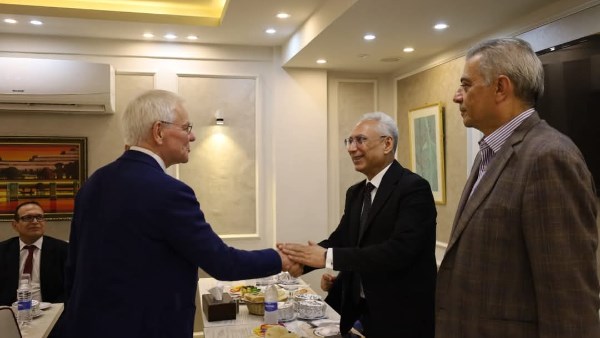 رئيس الجامعة خلال اللقاء 