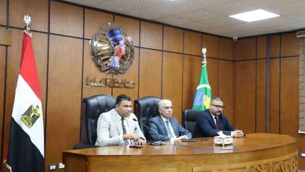 السكرتير العام خلال الاجتماع 