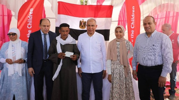بقيمة 500 ألف جنيه .. محافظ المنيا يسلم شيكات لدعم أصحاب المشروعات الصغيرة بقرية قلندول بالتعاون مع هيئة إنقاذ الطفولة