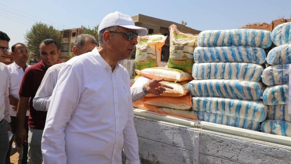 قافلة متنقلة لبيع السلع الغذائية