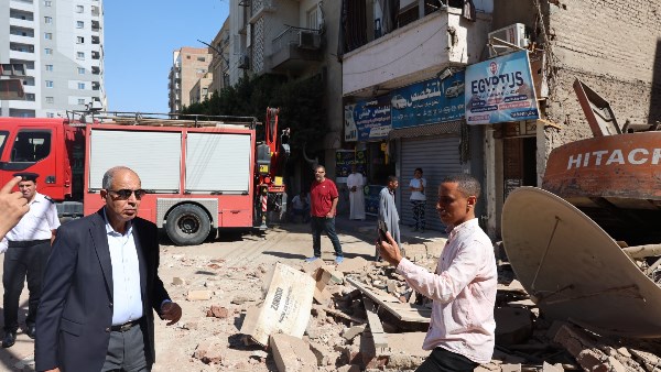 محافظ المنيا يتفقد موقع انهيار منزل خال من السكان أثناء أعمال هدم بجوار فندق لوتس |صور
