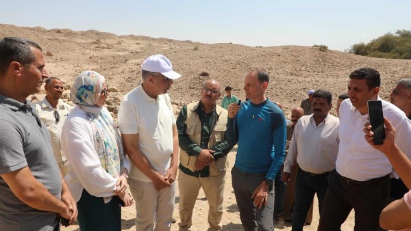 محافظ المنيا مع البعثه الأجنبية 