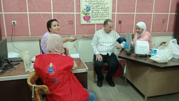 وكيل وزارة التربية والتعليم بأسيوط يخضع للكشف الطبي 