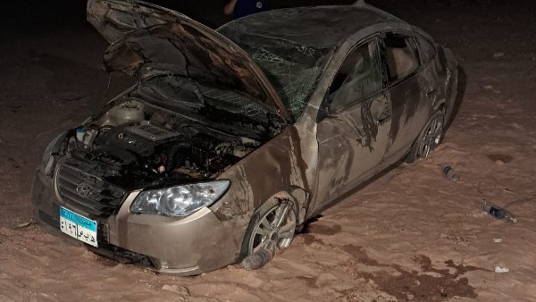 إنقلاب سيارة ملاكي بطريق أسيوط/ سوهاج الصحراوي الغربي 