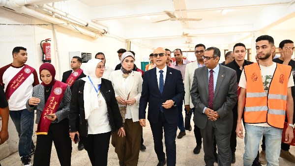 رئيس جامعة أسيوط يتفقد أعمال الكشف الطبي  للطلاب الجدد