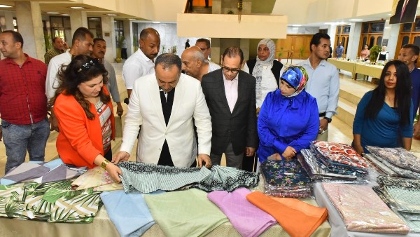 محافظ أسيوط يتفقد معرض "بأيدينا نصنع" ضمن مبادرة تأهيل الشباب والفتيات على الحرف اليدوية