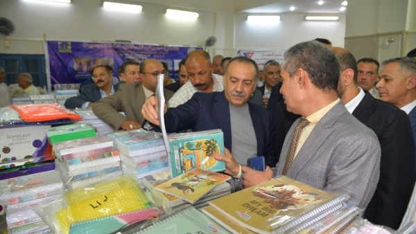 محافظ أسيوط يفتتح معرضًا للمستلزمات المدرسية المخفضة بنادي "الواي" 