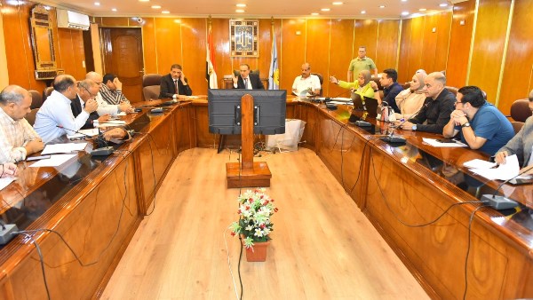 محافظ أسيوط يعقد اجتماعًا موسعًا لمتابعة مشروعات "حياة كريمة" 