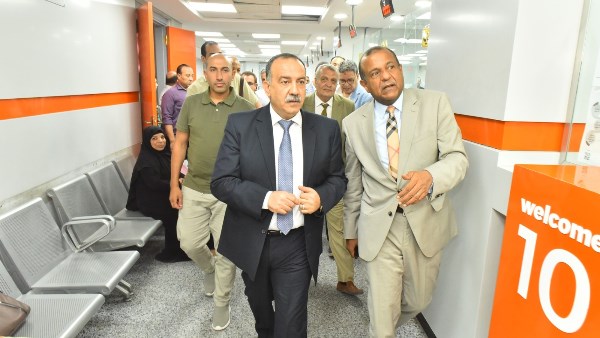 محافظ أسيوط يتفقد مركز الخدمات المميز بالغرفة التجارية