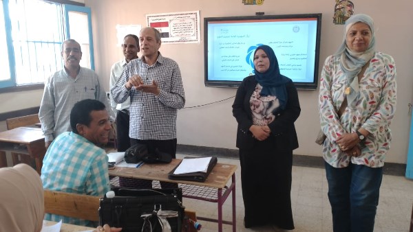 تدريب المعلمين على المناهج المطورة بأسيوط 