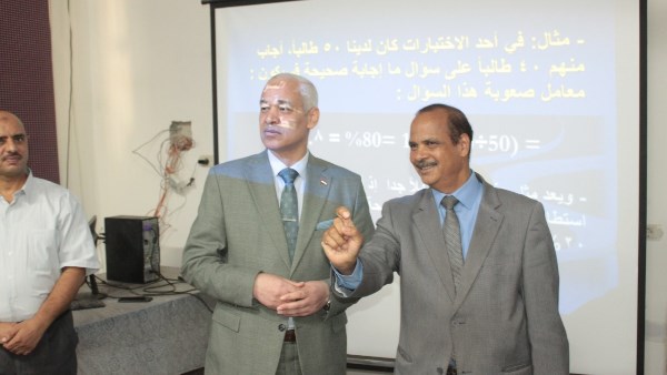 نائب رئيس جامعة أسيوط لشئون التعليم والطلاب يتفقد سير العمل بمركز القياس والتقويم