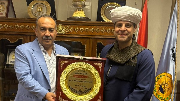  التهامي يهدي محافظ أسيوط درع مؤسسة بيت الإنشاد