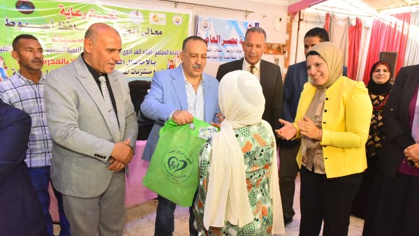 محافظ أسيوط يوزع 100 حقيبة مدرسية ومستلزمات للأسر الأولى بالرعاية استعدادًا للعام الدراسي الجديد
