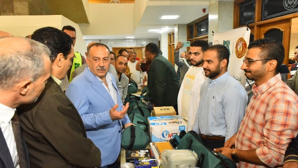 تحت شعار “حرفتك .. فرصتك” .. محافظ أسيوط يسلم شهادات التخرج وحقائب مهنية لخريجي البرامج التدريبية بالتعاون مع "مصر الخير"