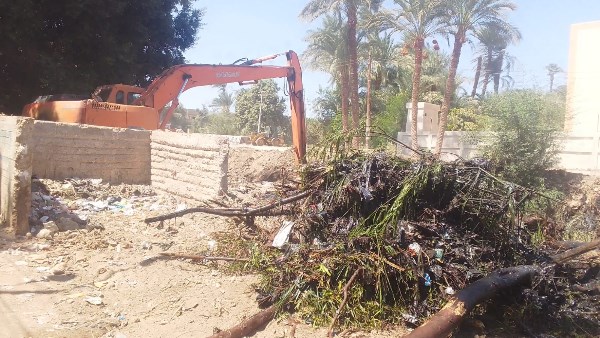 أعمال تطهير الترع والمصارف والمجاري المائية بأسيوط 