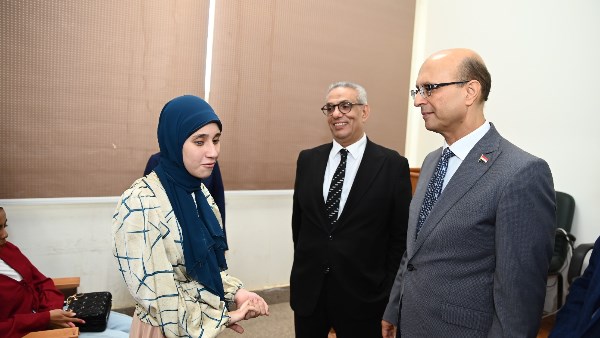 رئيس جامعة أسيوط يلتقي الطالبة ثريا أشرف أول كفيفة ببرنامج PPIS بكلية التجارة في أولى محاضراتها