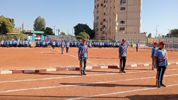 فى أول يوم دراسة .. وكيل وزارة التعليم بأسيوط يحضر طابور الصباح وتحية العلم بمدرستى الشهيد احمد فايز وناصر الثانوية للاطمئنان على انتظام الدراسة