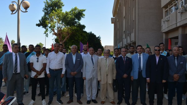 مع بدء العام الجامعي الجديد.. نائب رئيس جامعة الأزهر يشارك الطلاب مراسم تحية العلم