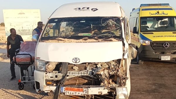 إنقلاب سيارة ميكروباص بالطريق الصحراوي الغربي بأسيوط 