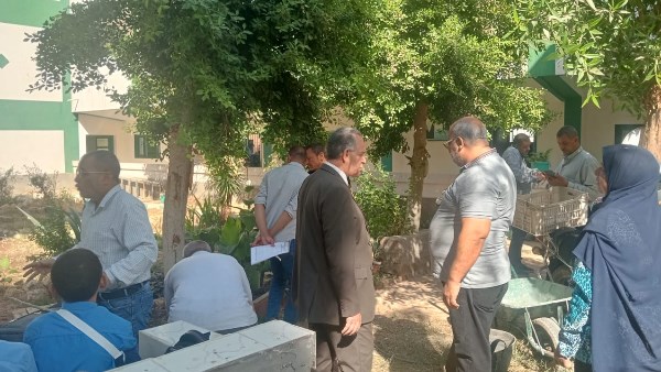 مدير تعليم أسيوط يشارك طلاب الاعدادى فى التشجير والأنشطة المدرسية