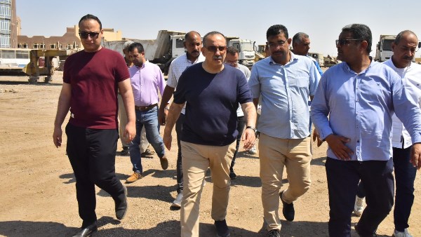 محافظ أسيوط يتفقد وحدة الرصف