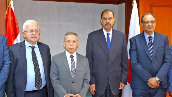 محافظ سوهاج يستقبل النقيب العام للأطباء لبحث تسهيل إجراءات تراخيص المنشآت الطبية