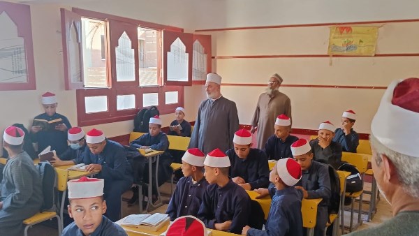 جانب من متابعة وكيل ازهر سوهاج لانتظام الدراسة