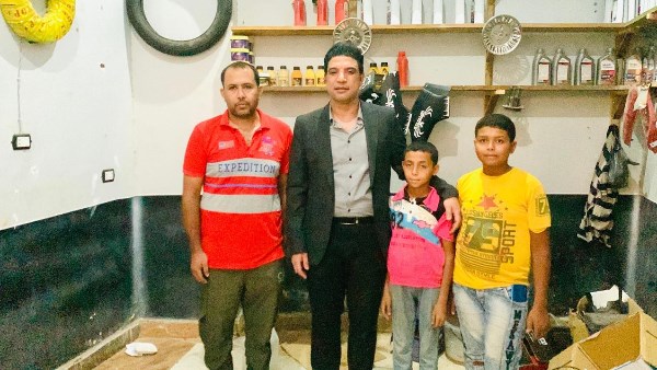 نائب محافظ سوهاج والطفلة عبدالله ووالده