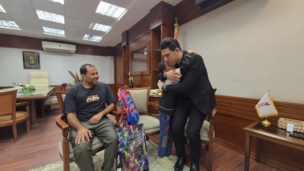 نائب محافظ سوهاج والطفل عبدالله ووالده